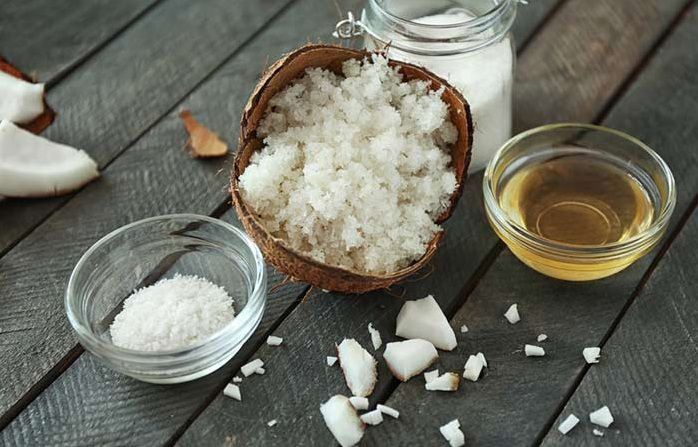 Cara memutihkan selangkangan menggunakan scrub gula dan minyak kelapa