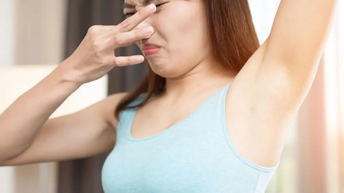 Bau badan adalah salah satu masalah yang sering membuat seseorang merasa tidak percaya diri, malu dan risih. Jadi ketika melakukan kegiatan sehari-hari atau aktivitas yang cukup banyak membuat tidak maksimal. Banyak cara yang mungkin sudah dilakukan, tapi tidak ada efek atau perubahan apapun. Nah, kali ini kamu akan menemukan cara tepat dibersamai produk terbaik dengan kandungan aman, supaya bau badan kamu segera terhempas. Simak dan segera lakukan!