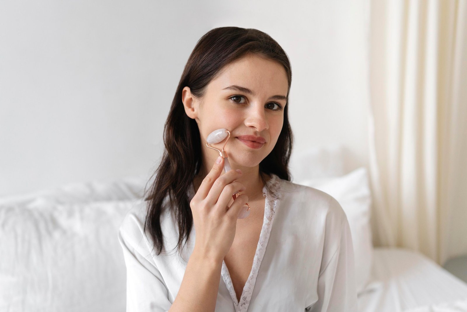 Beberapa orang belum mengetahui pengertian lebih detail dari skin care maupun body care. Bermula dari skin care, adalah rangkaian perawatan khusus untuk kulit wajah. Mulai dari cleanser, toner, serum, hingga sunscreen, semuanya bertujuan untuk menjaga kesehatan dan kecantikan kulit wajah.
