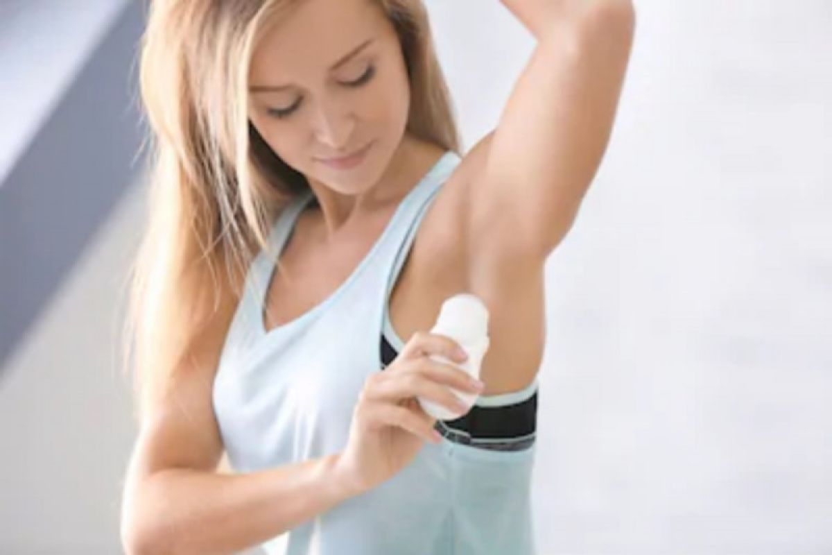 Terkadang kita lebih mengutamakan menggunakan deodorant sebelum tidur, padahal yang benar adalah ketika setelah mandi atau sebelum beraktivitas.